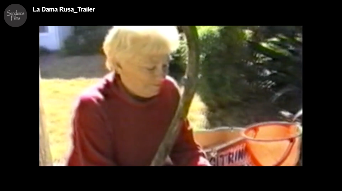 Takto vypadala J. Dumnova v důchodu, zanedlouho tato roztomilá a čilá stařenka zastřelí svého manžela a následně i sebe. Screen z filmu L. Bondarevsky LA DAMA RUSA.